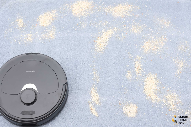 Haferflocken werden auf einem Hochflor-Teppich verteilt.